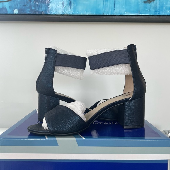 White Mountain Satin Sandals in 7 1/2 - Picture 11 of 11